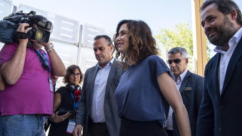 La presidenta de la Comunidad de Madrid, Isabel Díaz Ayuso, a la llegada este domingo en Toledo a la clausura de lala XXV Interparlamentaria de su formación, en la que los populares engrasan su maquinaria para hacer frente a un curso clave por las eleccio