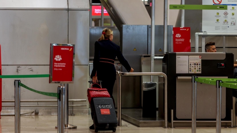 Una azafata en la zona de embarque en la T4 del Aeropuerto Adolfo Suárez Madrid