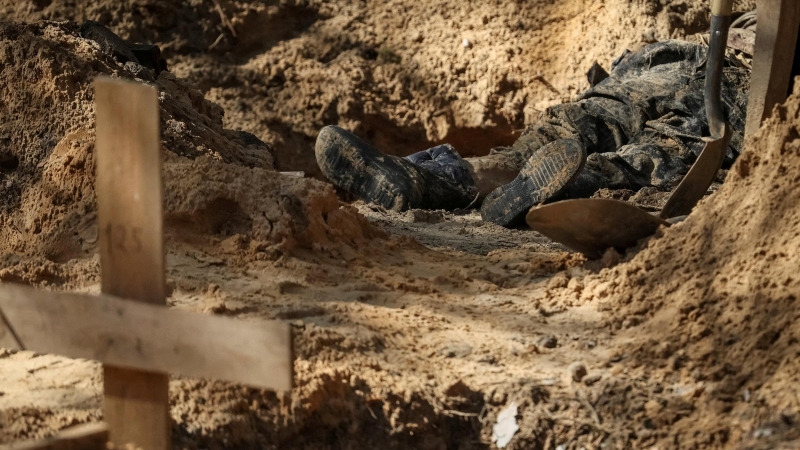 Un cadáver exhumado de la fosa común de Izium, en la región ucraniana de Járkov.