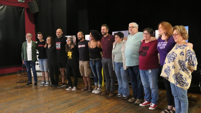 Foto de família de diversos representants i militants de la CUP, en la presentació de la llista de la formació a l'alcaldia de Barcelona en les eleccions municipals de l'any que ve.