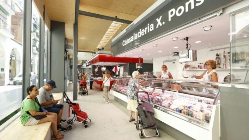 Una imagen del interior del nuevo Mercat de Sant Andreu de Barcelona, con algunas paradas.