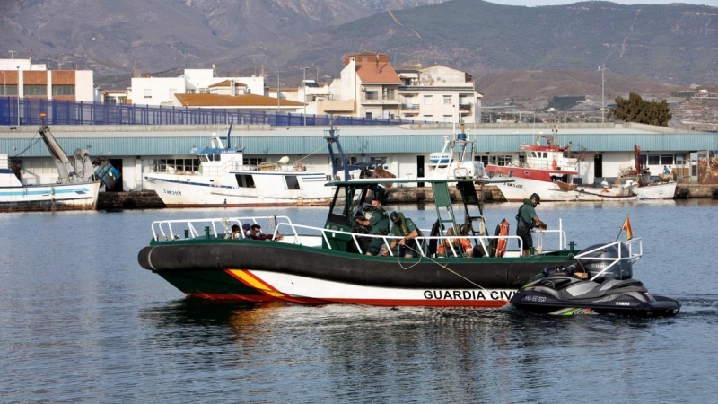 Una patrullera de la Guardia Civil junto a una moto de agua utilizada para introducir irregularmente a migrantes en las costas de Cádiz.
