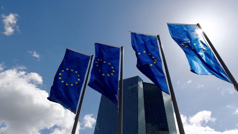 Banderas de la UE delante de la sede del BCE en Fráncfort. REUTERS/Kai Pfaffenbach