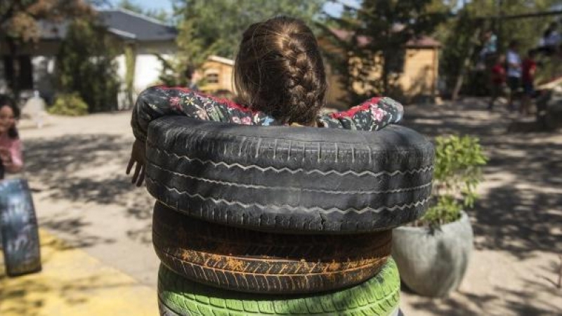 Una niña jugando en la escuela El Dragón. FERNANDO SÁNCHEZ.