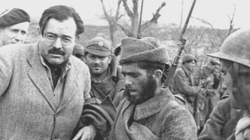 Ernest Hemingway, en el frente de Teruel, en diciembre de 1937.