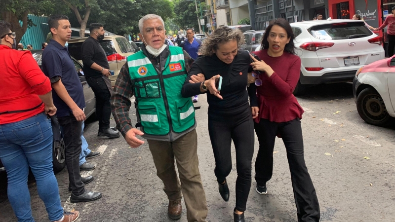 La gente se para en la calle después de un terremoto, en la Ciudad de México , México , 19 de septiembre de 2022.