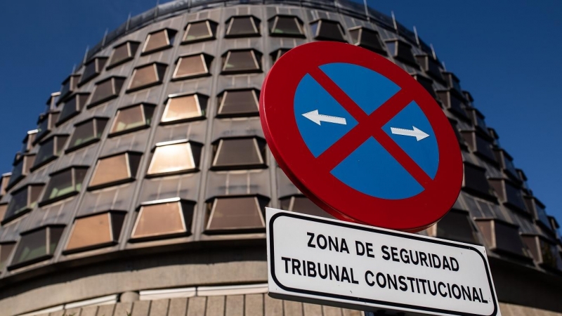 Una señal de parada y estacionamiento prohibidos delante de la sede del Tribunal Constitucional, en Madrid. E.P./Alejandro Martínez Vélez