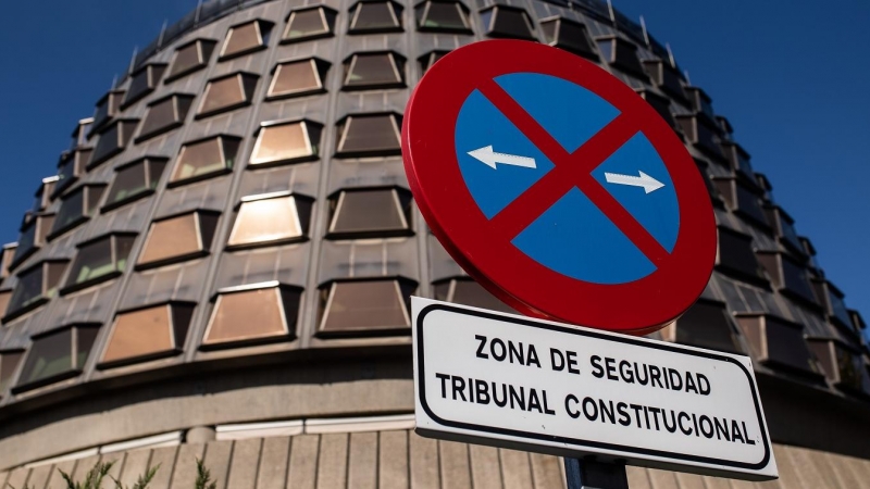 Una señal de parada y estacionamiento prohibidos delante de la sede del Tribunal Constitucional, en Madrid. E.P./Alejandro Martínez Vélez