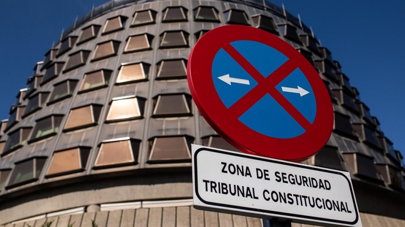 Una señal de parada y estacionamiento prohibidos delante de la sede del Tribunal Constitucional, en Madrid. E.P./Alejandro Martínez Vélez