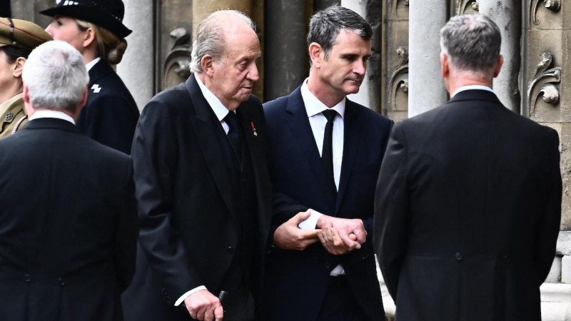 El rey emérito, Juan Carlos I, llega a la abadía de Westminster, en Londres, a 19 de septiembre de 2022, para presenciar el funeral estatal de la reina Isabel II de Gran Bretaña.