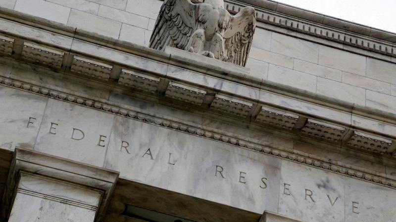 Detalle de la fachada del edificio de la sede de la Reserva Federal de EEUU, en Washington. REUTERS/Jonathan Ernst