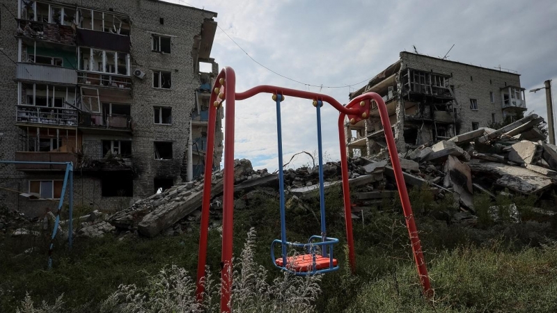Se ven casas dañadas en la ciudad de Izium, en Kharkiv, recientemente liberada por las Fuerzas Armadas de Ucrania.