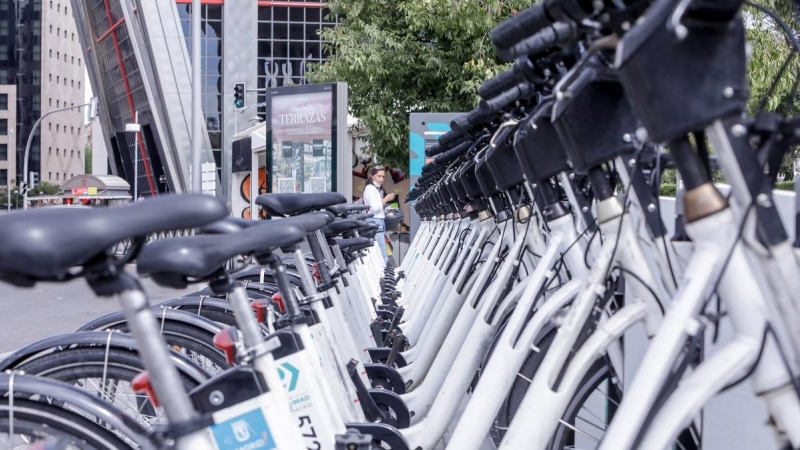 Bicicletas del servicio de BiciMad ancladas en Plaza de Castilla de Madrid.