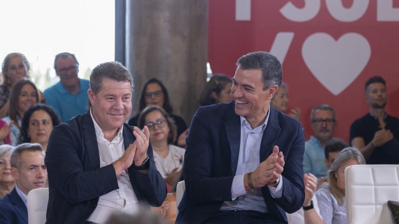 El presidente de la Junta de Castilla-La Mancha, Emiliano García Page, junto al presidente del Gobierno y secretario general del PSOE, Pedro Sánchez, en un acto celebrado en Toledo el pasado jueves.