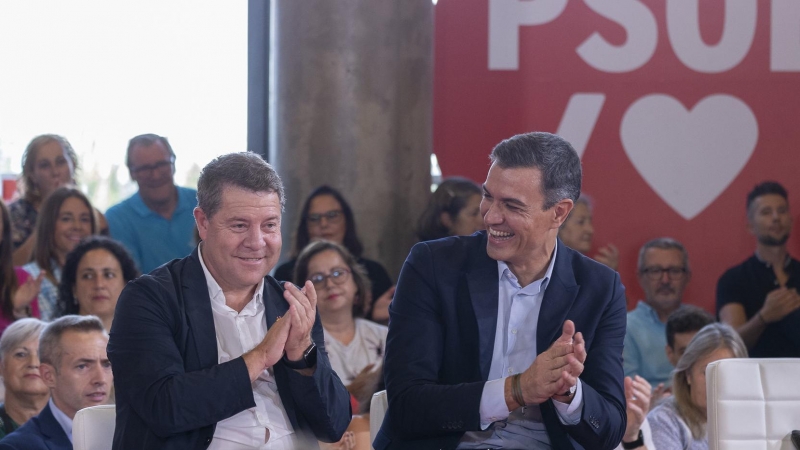 El presidente de la Junta de Castilla-La Mancha, Emiliano García Page, junto al presidente del Gobierno y secretario general del PSOE, Pedro Sánchez, en un acto celebrado en Toledo el pasado jueves.