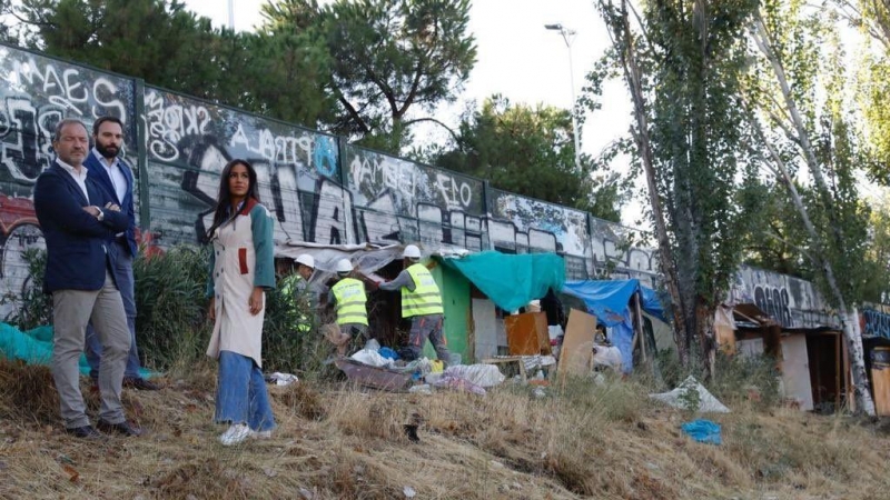 Imagen de Begoña Villacís y los concejales Mariano Fuentes y Ángel Niño junto a varias chabolas.