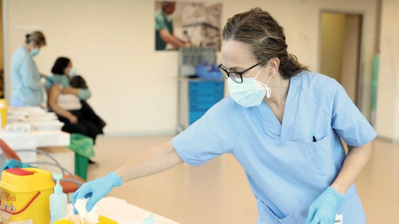 Una enfermera prepara una vacuna contra la covid-19, en el Hospital Infanta Sofía, a 30 de diciembre de 2021.