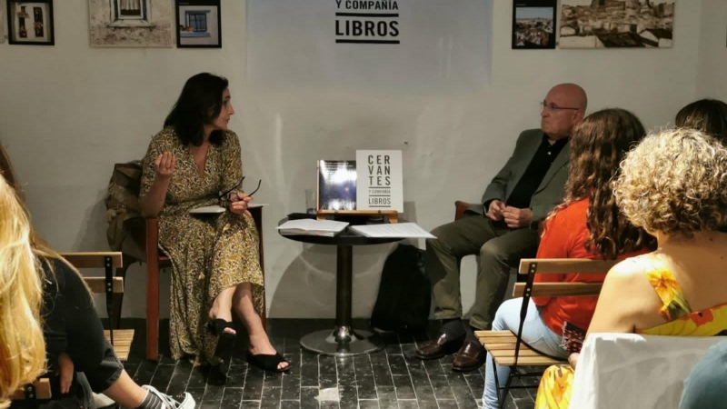 La escritora chilena Érika Castillo, en la presentación de su libro en Madrid.