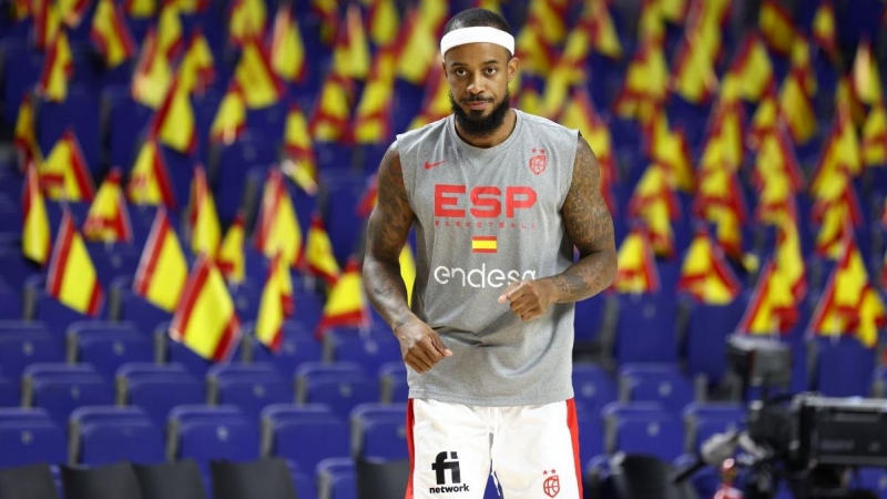 El base Lorenzo Brown calienta durante un partido amistoso de España en el Wizink Center, a 11 de agosto de 2022 en Madrid.