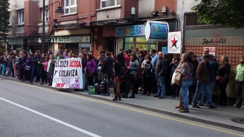 Una de las concentraciones frente a la pastelería La Suiza, de Gijón, en la acera de enfrente.