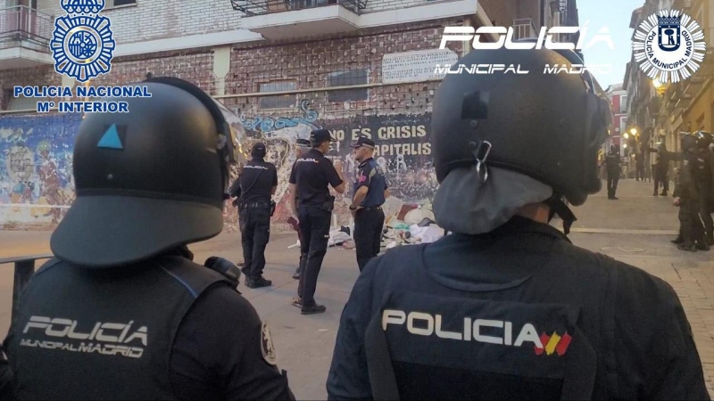 Agentes de la Policía Nacional y Municipal desalojan el edificio okupado de La Quimera, en Lavapiés.