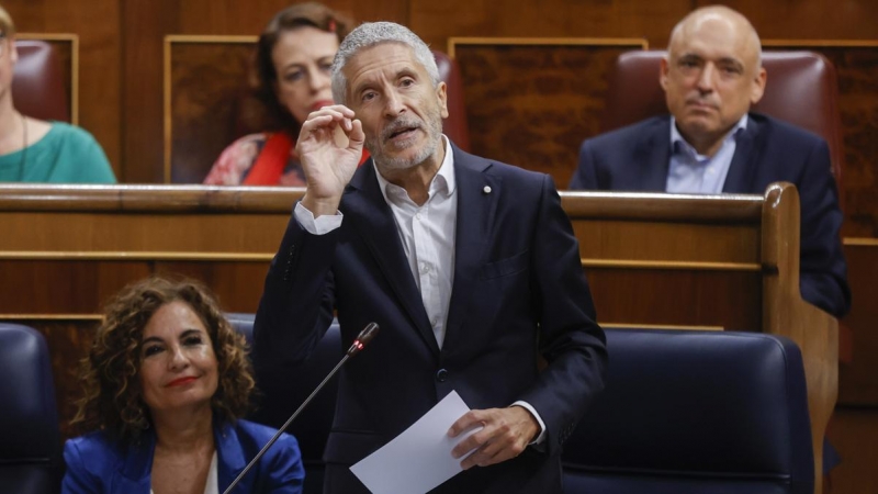 El ministro del Interior, Fernando Grande-Marlaska, interviene durante la sesión de control en el Congreso de los diputados este miércoles, en Madrid. EFE/ Juan Carlos Hidalgo