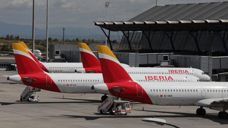 Varios aviones de Iberia aparcados en el Aeropuerto de Madrid-Barajas Adolfo Suárez. E.P./Marta Fernández