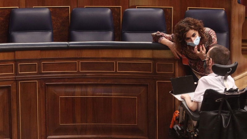 12/11/2022.- La ministra portavoz y de Hacienda, María Jesús Montero, conversa con el portavoz de Unidas Podemos en el Congreso, Pablo Echenique, en el Congreso de los Diputados durante la segunda jornada del debate de los Presupuestos Generales para 2021
