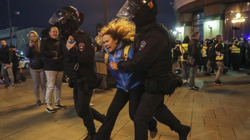 Policías rusos detienen a un participante de una protesta no autorizada contra la movilización parcial por el conflicto en Ucrania, en el centro de Moscú.