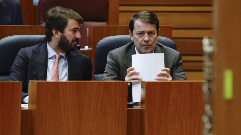 El presidente de la Junta de Castilla y León, Alfonso Fernández Mañueco (d), con el vicepresidente, Juan García-Gallardo (i)