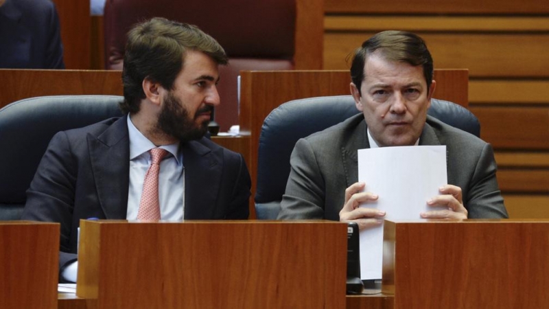 El presidente de la Junta de Castilla y León, Alfonso Fernández Mañueco (d), con el vicepresidente, Juan García-Gallardo (i)