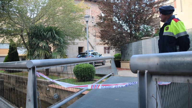 22/09/2022 - Dos policies davant de l'habitatge on van trobar la noia morta a Campdevànol.