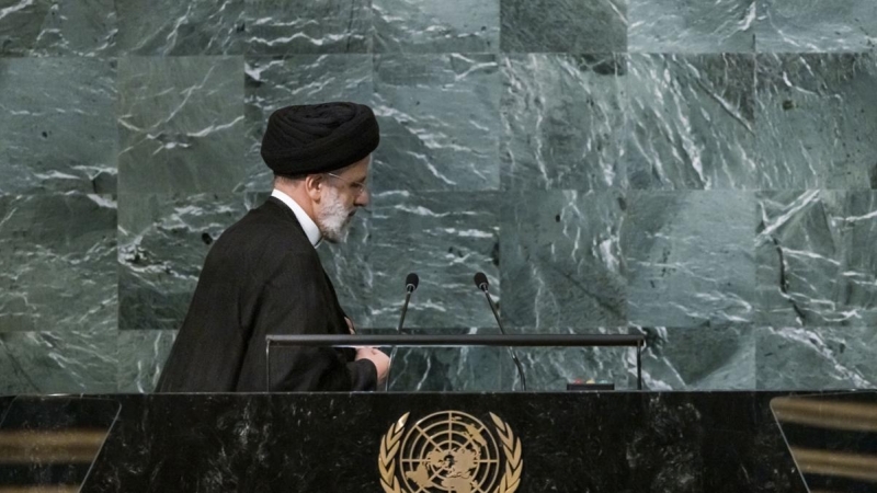 El presidente de Irán, Seyyed Ebrahim Raisi, en el Salón de la Asamblea General en la sede de las Naciones Unidas en Nueva York.