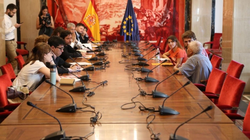 Reunión de los sindicatos de inquilinos con diferentes grupos parlamentario, este jueves en el Congreso de los Diputados.