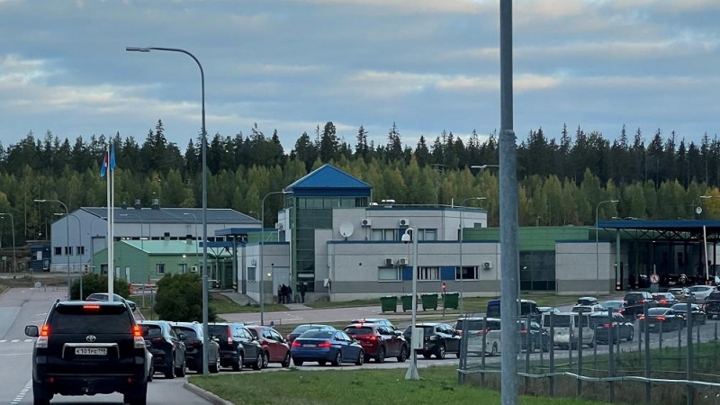 22/09/2022. Colas de coches tratando de cruzar la frontera entre Rusia y Finlandia, en el puesto de control de Brusnichnoye, a 22 de septiembre de 2022.