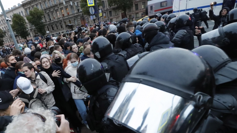 22/09/2022. La Policía rusa trata de contener a manifestantes en San Petersburgo, a 21 de septiembre de 2022.