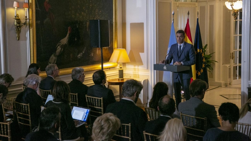 El presidente del Gobierno, Pedro Sánchez, durante su comparecencia ante los medios de comunicación en la residencia del embajador representante permanente de España ante las Naciones Unidas, en Nueva York. EFE