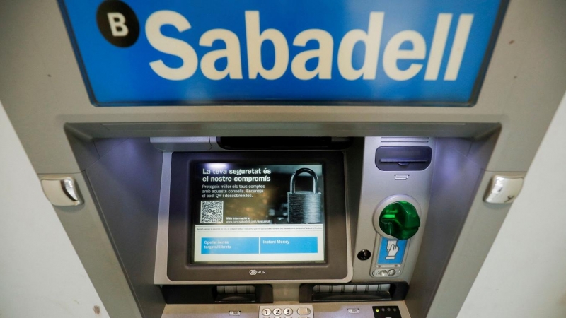Un cajero automático en una oficina del Banco Sabadell en Barcelona. REUTERS/Albert Gea