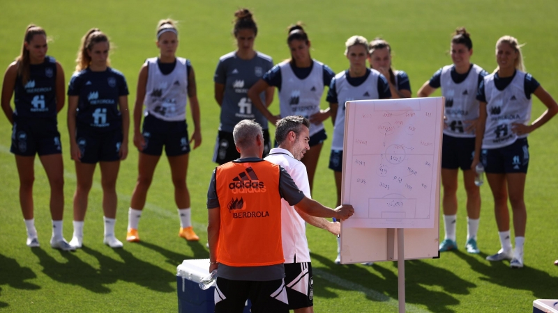 Jorge Vilda instruye a las jugadoras en un entrenamiento en la Ciudad Deportiva de Las Rozas el pasado mes de junio.