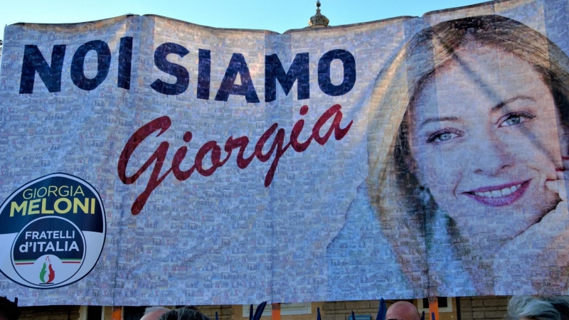 Pancarta gigante en Piazza del Popolo de Roma durante el último mitin de campaña de la coalición de derechas.