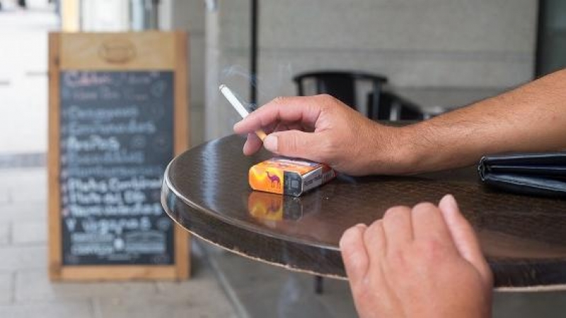 Imagen de una persona fumando en una terraza-13/08/2020