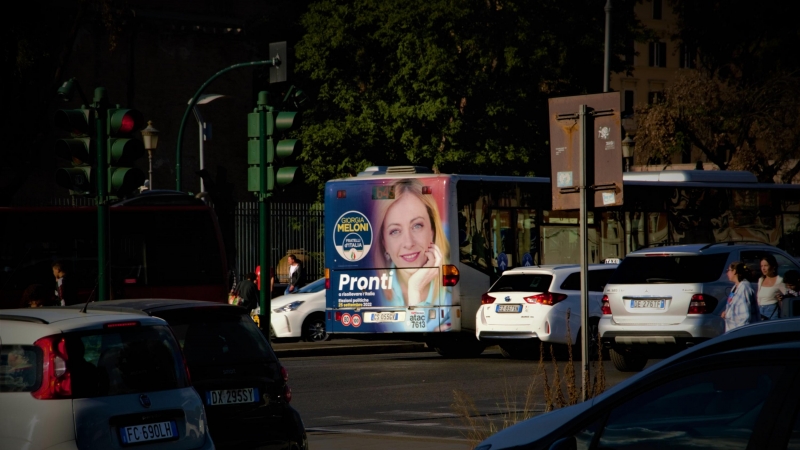 Giorgia Meloni con il logo della sua campagna.  pronto?