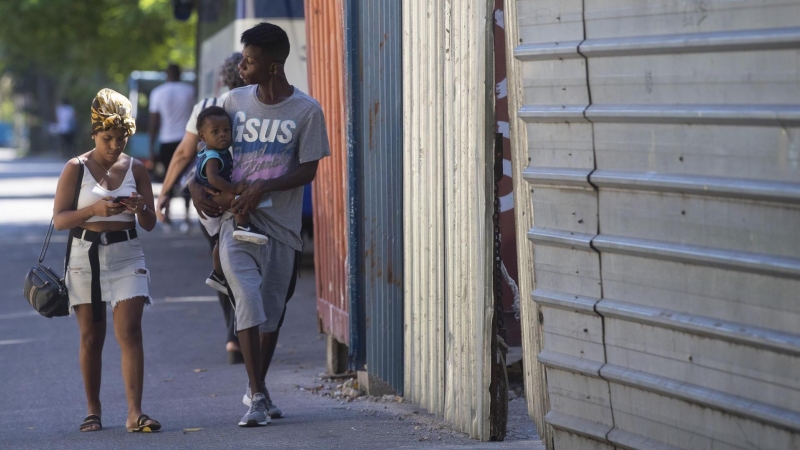 23/09/2022-Una familia camina por las calles de La Habana (Cuba), este viernes 23 de septiembre del 2022