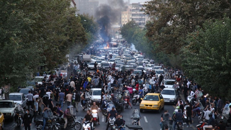 La gente confronta con la policía durante una protesta tras la muerte de Mahsa Amini, en Teherán, Irán.