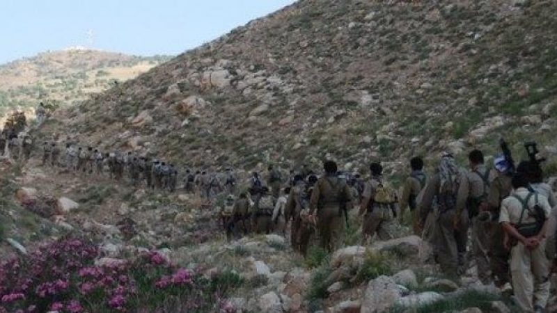 Columna de 'peshmergas' (guerrilleros) del PDKI, durante una de sus incursiones por las montañas fronterizas entre Irak e Irán