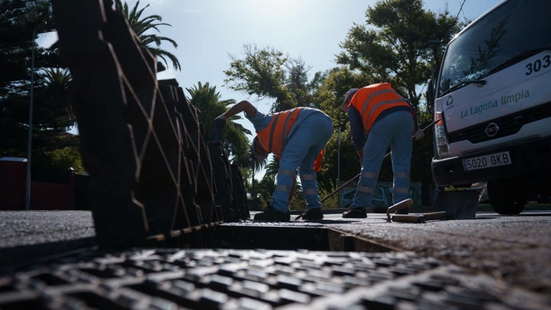 Personal de limpieza del ayuntamiento de La Laguna (Tenerife) efectúa labores de desescombro del alcantarillado público en previsión de las lluvias a consecuencia del ciclón tropical.