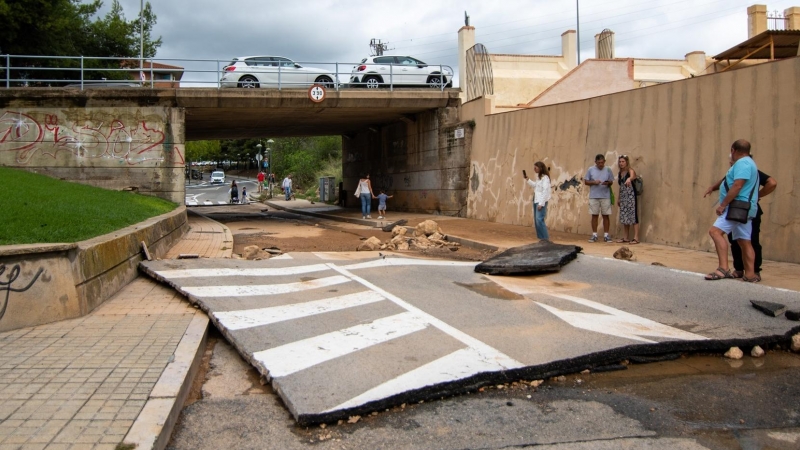 Los vecinos inspeccionan el estado de la carretera tras las inundaciones en Tarragano, a 24 de septiembre de 2022.