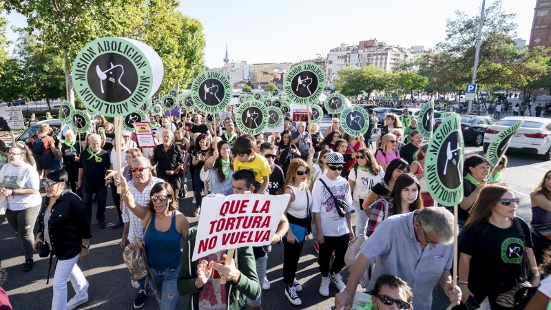 Varias personas participan en una manifestación antitaurina, en la plaza de toros de las Ventas, a 24 de septiembre de 2022, en Madrid.