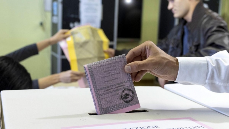 Una persona vota en las elecciones generales italianas en un colegio electoral en Roma, Italia, el 25 de septiembre de 2022.