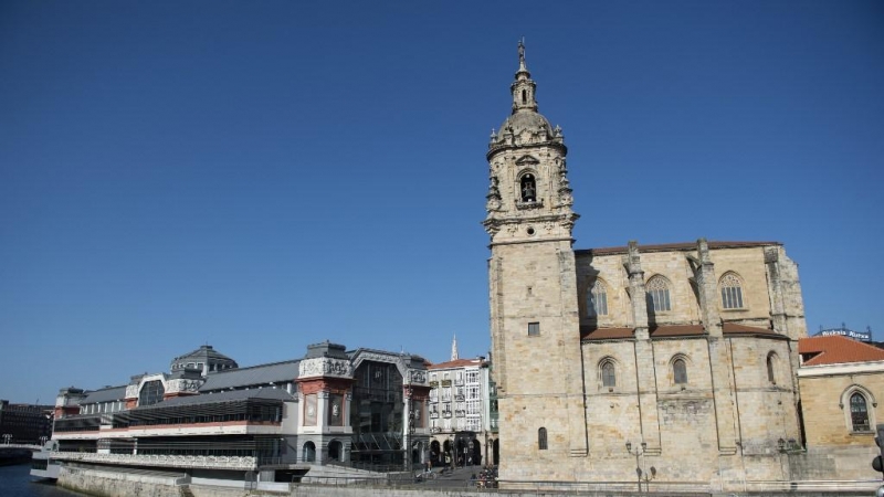 La iglesia de San Antón y el mercado de la Ribera, en la margen derecha del río Nervión, en la ciudad de Bilbao.